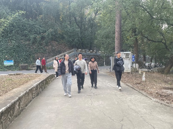 健步启新程 暖冬聚合力——学院举办2025年教职工冬季健步走活动